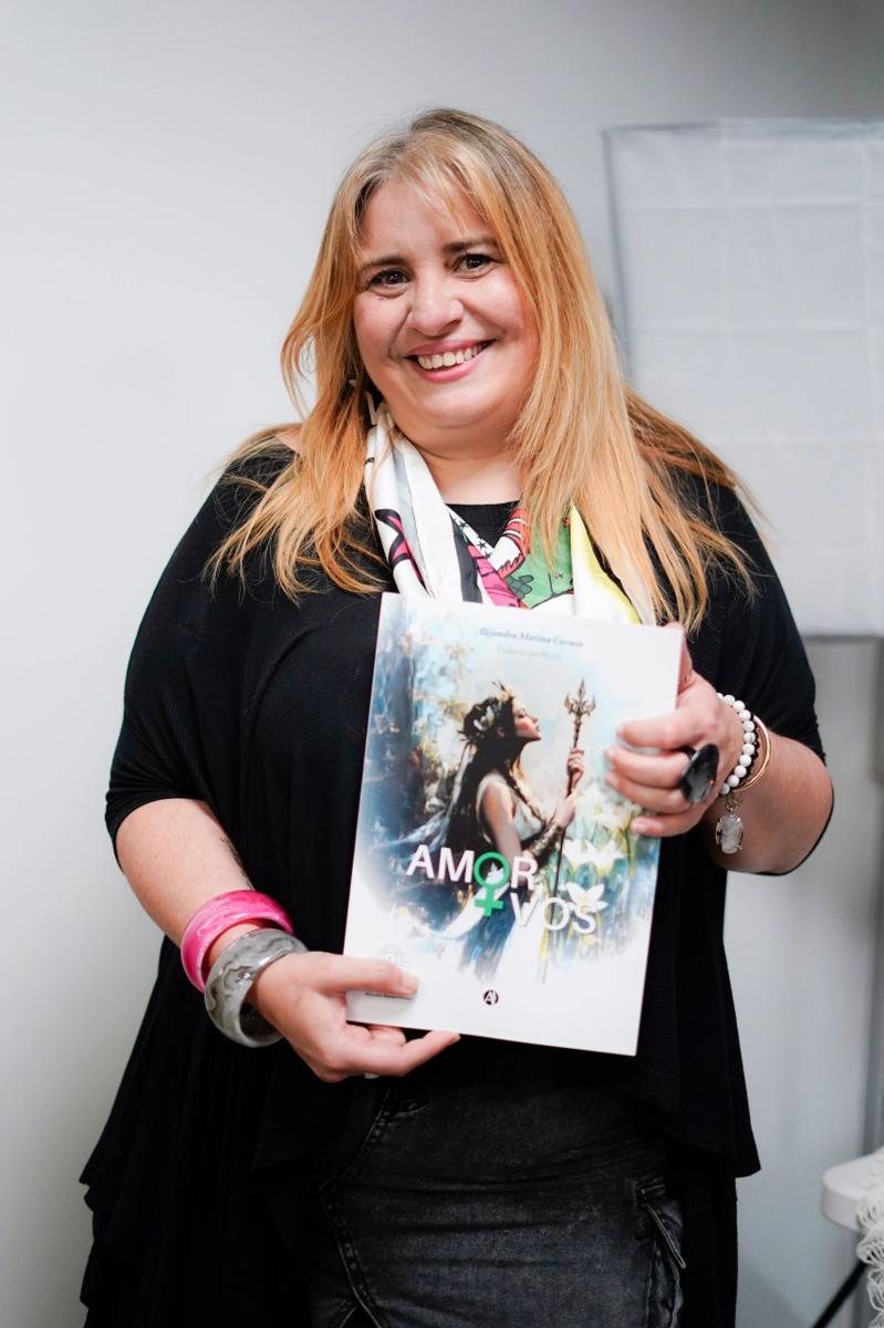 Alejandra Marina Cormio sosteniendo un ejemplar de su libro Amor+Vos