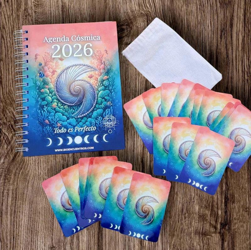 Agenda Cósmica 2026 junto a sus cartas de moon-lore sobre una mesa de madera